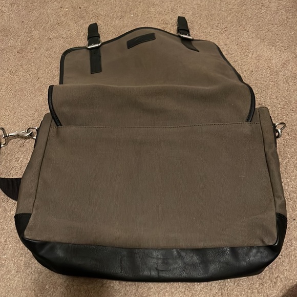 Fossil shoulder bag! Never used great for laptop - Picture 4 of 4